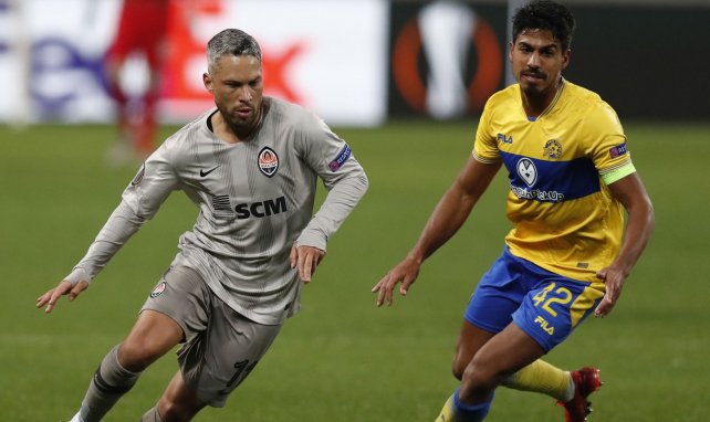 Dor Peretz (r.) verfolgt Marlos (l.) in der Europa League