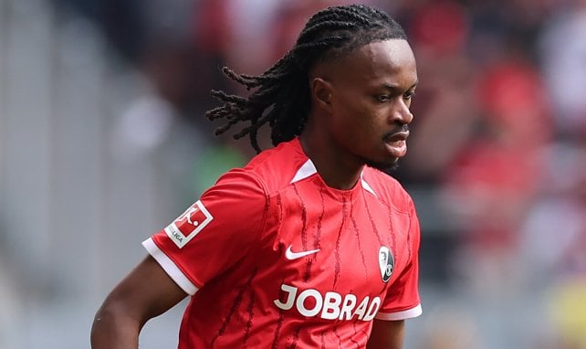 Jordy Makengo für den SC Freiburg am Ball