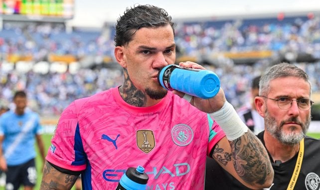 Ederson nimmt einen Schluck aus der Pulle