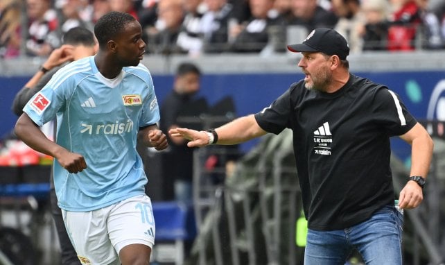 Ilyas Ansah bekommt Anweisungen von Steffen Baumgart
