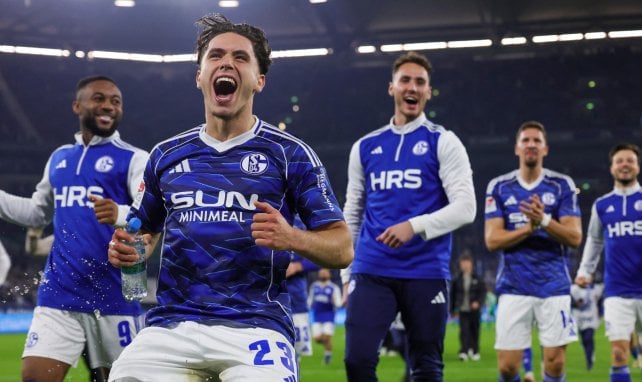 Soufiane El-Faouzi feiert ausgelassen vor den S04-Fans