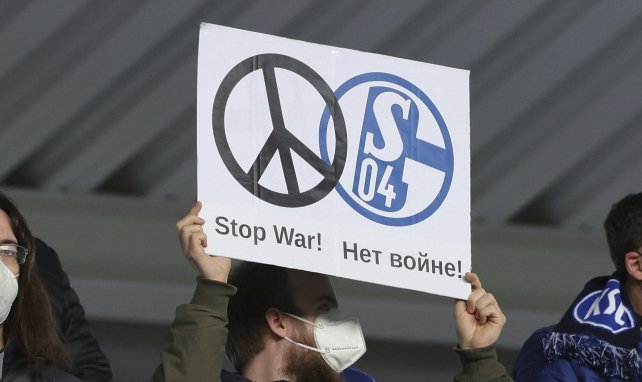 Ein Schalke-Fan mit einer unmissverständlichen Botschaft