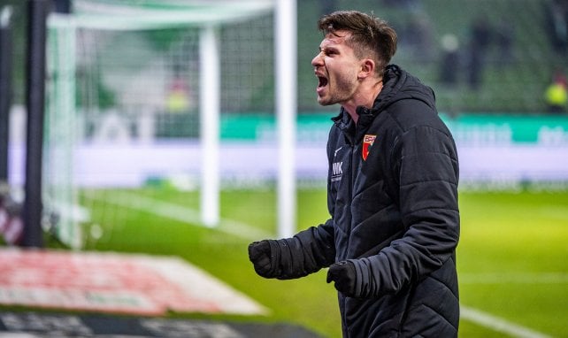 Elvis Rexhbecaj jubelt mit den Augsburg-Fans