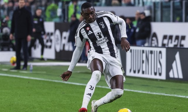 Kolo Muani rennt mit Ball