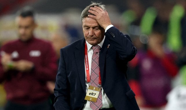Dragan Stojkovic fasst sich an den Kopf