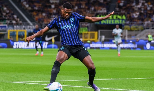 Denzel Dumfries am Ball für Inter Mailand