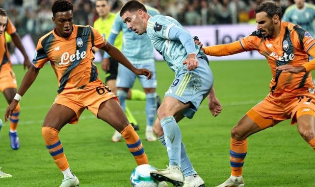 Dusan Vlahovic behauptet den Ball gegen zwei Gegenspieler