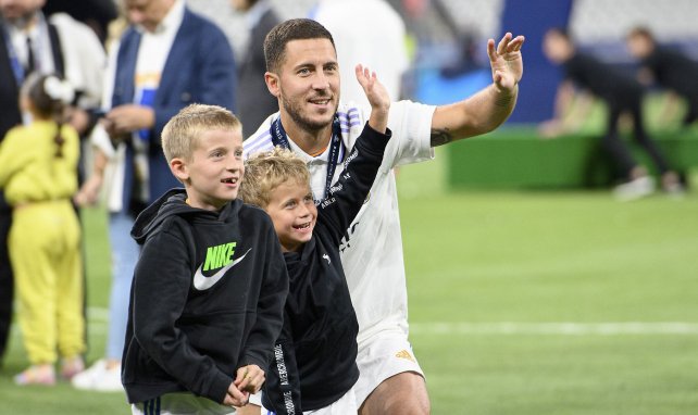 Eden Hazard mit seinen Kindern nach dem Champions League-Finale 2022