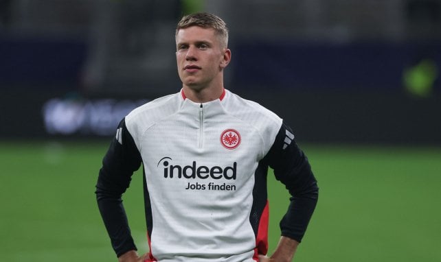 Elias Baum stemmt die Hände in die Hüften