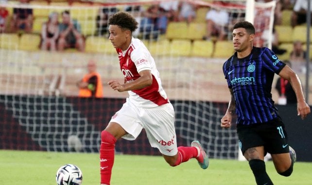 Eliesse Ben Seghir mit dem Ball am Fuß