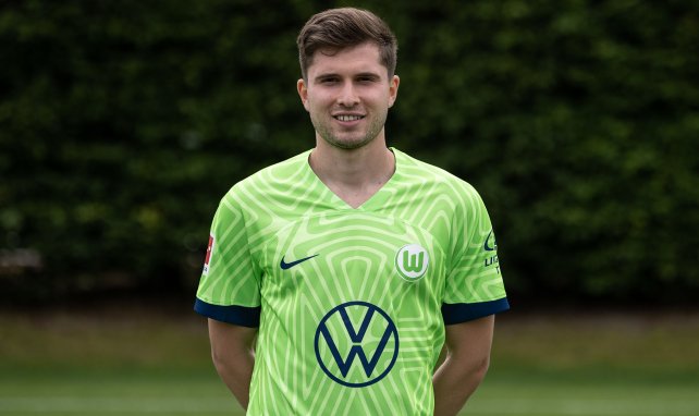 Elvis Rexhbecaj posiert im Trikot des VfL Wolfsburg 