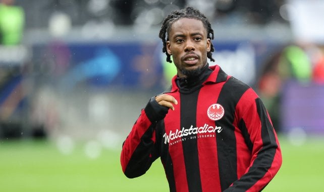Elye Wahi mit dem Eintracht-Dress