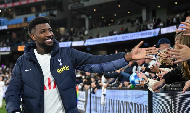 Tottenham Hotspurs Emeron Royal klatscht mit Fans ab.