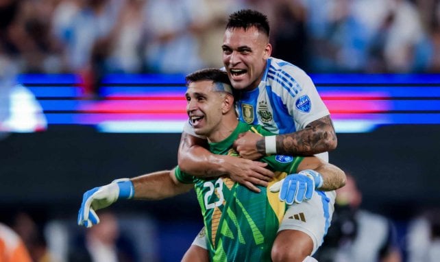 Emi Martínez und Lautaro Martínze (r.) bejubeln den Erfolg bei der Copa América