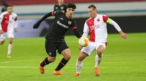 Emrehan Gedikli (l.) in der Europa League gegen Slavia Prag