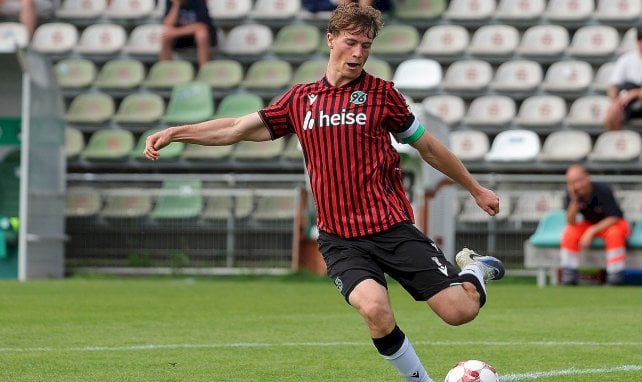 Noah Engelbreth schlägt den Ball lang