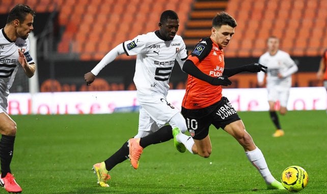 Enzo Le Fée (r.) im Trikot des FC Lorient