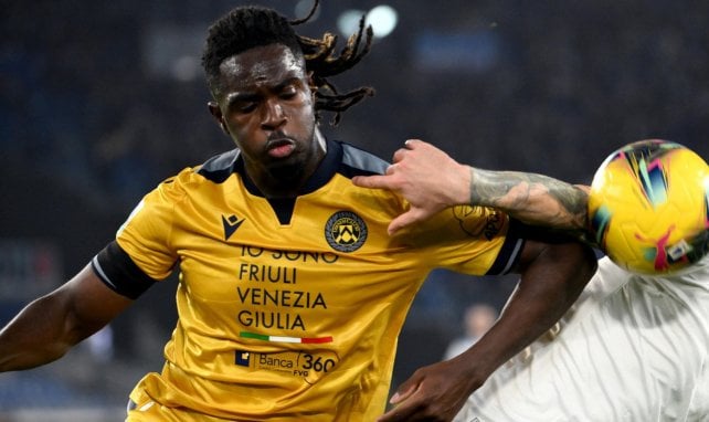 Oumar Solet im Kampf um den Ball