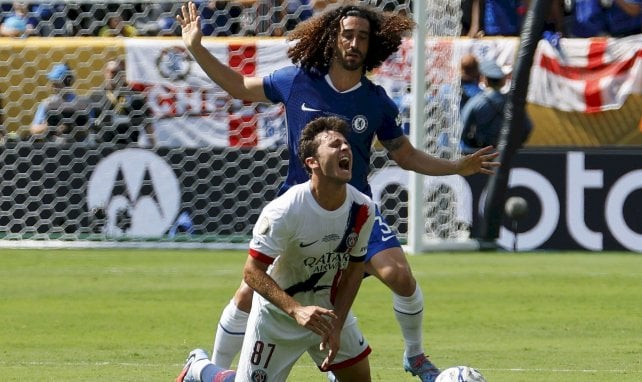 Marc Cucurella in einem Zweikampf