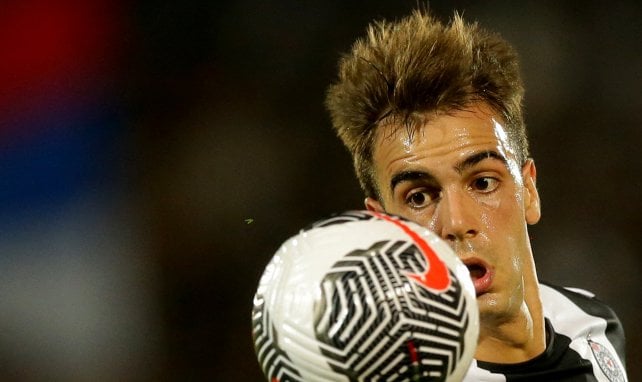 Jovan Milosevic visiert den Ball an