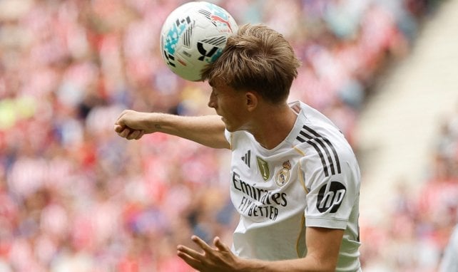 Dean Huijsen köpft den Ball