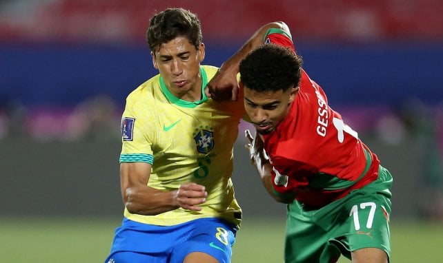 Gessime Yassine (r.) im Zweikampf mit Brasiliens João Cruz