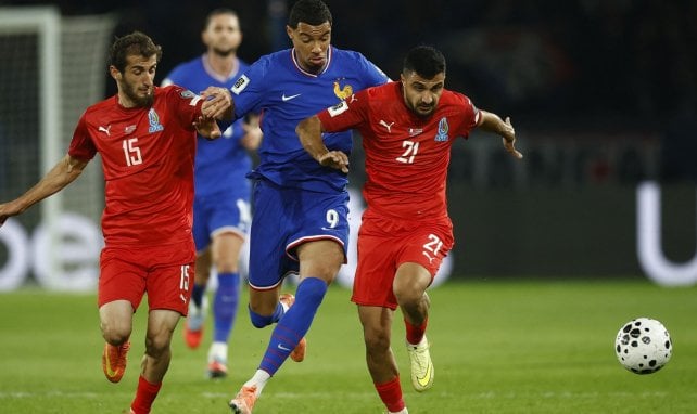 Hugo Ekitiké kämpft um den Ball