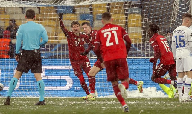 Robert Lewandowski bejubelt seinen Treffer mit Thomas Müller