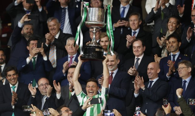 Joaquín stemmt die Copa del Rey in die Höhe