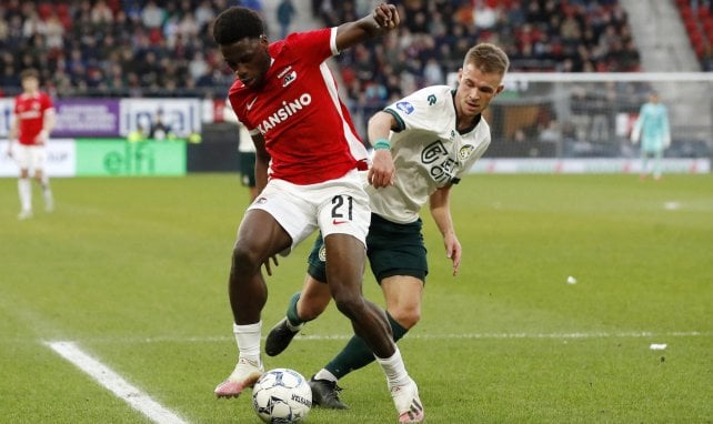 Ernest Poku (l.) im Zweikampf