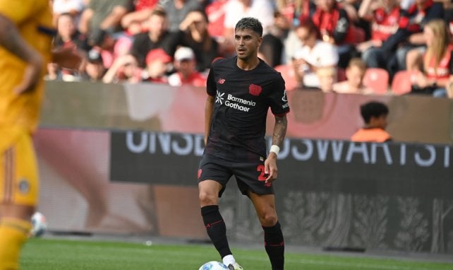 Exequiel Palacios mit dem Ball am Fuß