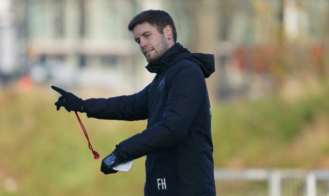 Fabian Hürzeler leitet das Training auf St. Pauli