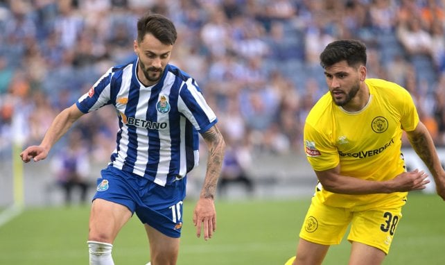 Fábio Vieira am Ball für den Verein FC Porto
