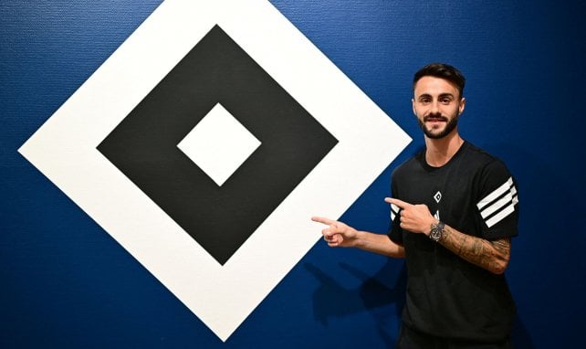 Fábio Vieira zeigt auf die HSV-Raute