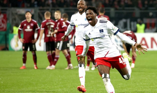 Faride Alidou bejubelt ein Tor für den HSV