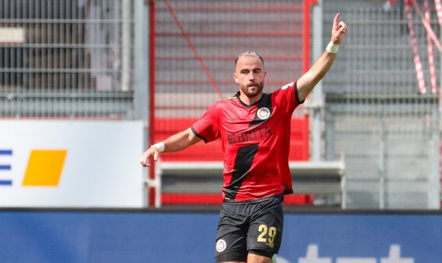 Fatih Kaya im Trikot vom SV Wehen Wiesbaden