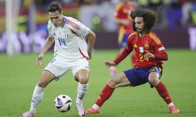 Federico Chiesa (l.) im Duell mit Marc Cucurella (r.)