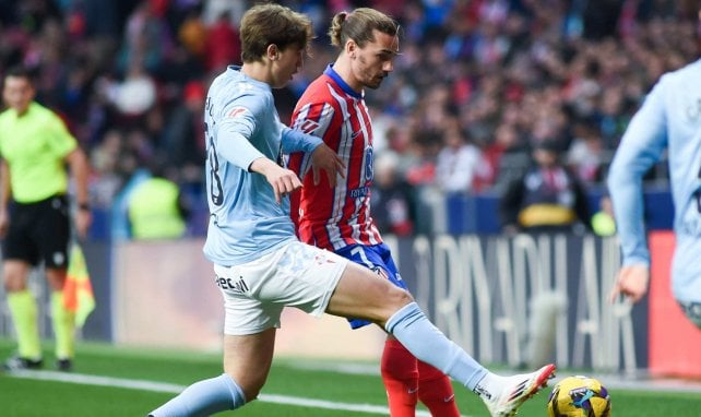 Fernando López González im Zweikampf mit Atnoine Griezmann