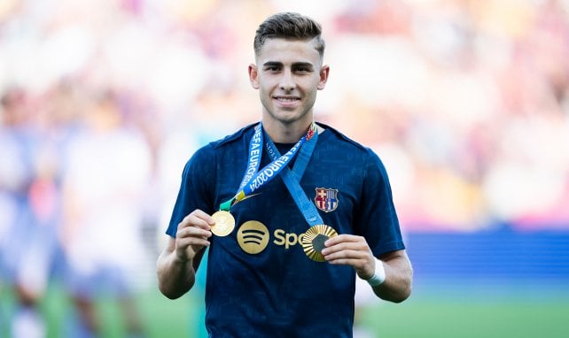 Fermin Lopez präsentiert seine Europameister- und Olympia-Goldmedaille