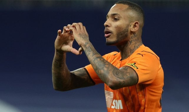 Fernando formt mit seinen Händen ein Herz