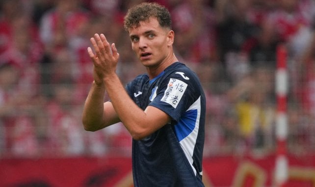 Fisnik Asllani klatscht
