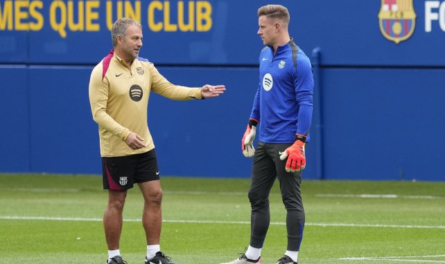 Hansi Flick (l.) im Gespräch mit Marc-André ter Stegen (r.)