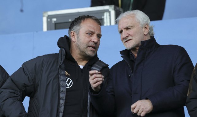 Hansi Flick & Rudi Völler diskutieren im Rahmen ihrer Anstellung beim DFB.