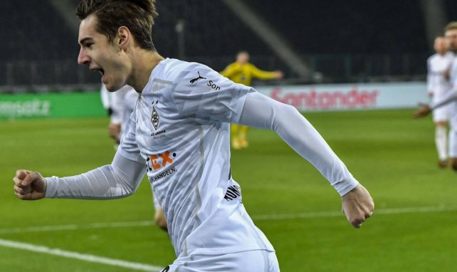 Florian Neuhaus freut sich über einen Treffer gegen den BVB