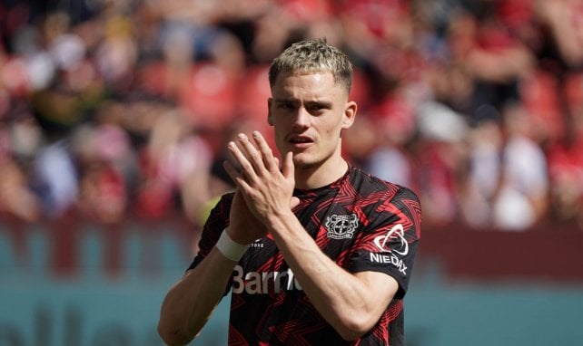 Florian Wirtz applaudiert den Fans