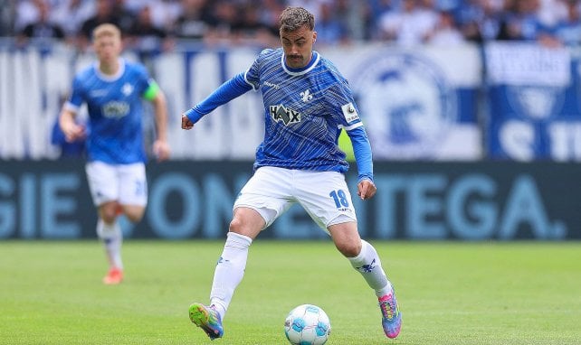 Förster jagt den Ball