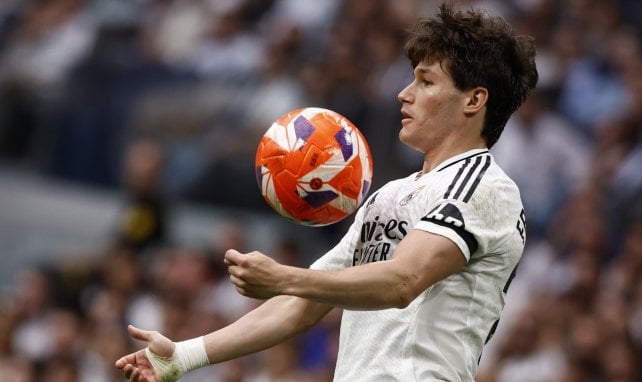 García nimmt den Ball mit der Brust an