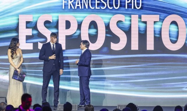 Francesco Pio Esposito wurde im Dezember mit dem AIC Oscar del Calcio Award ausgezeichnet