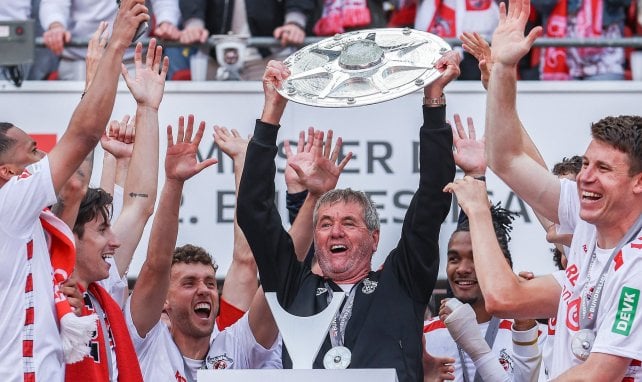 Friedhelm Funkel reckt die Meisterschale der 2. Bundesliga nach oben