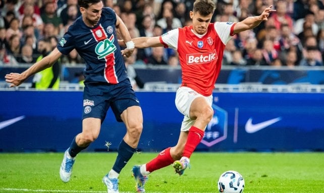 Gabriel Moscardo im Duell gegen Fabian Ruíz.